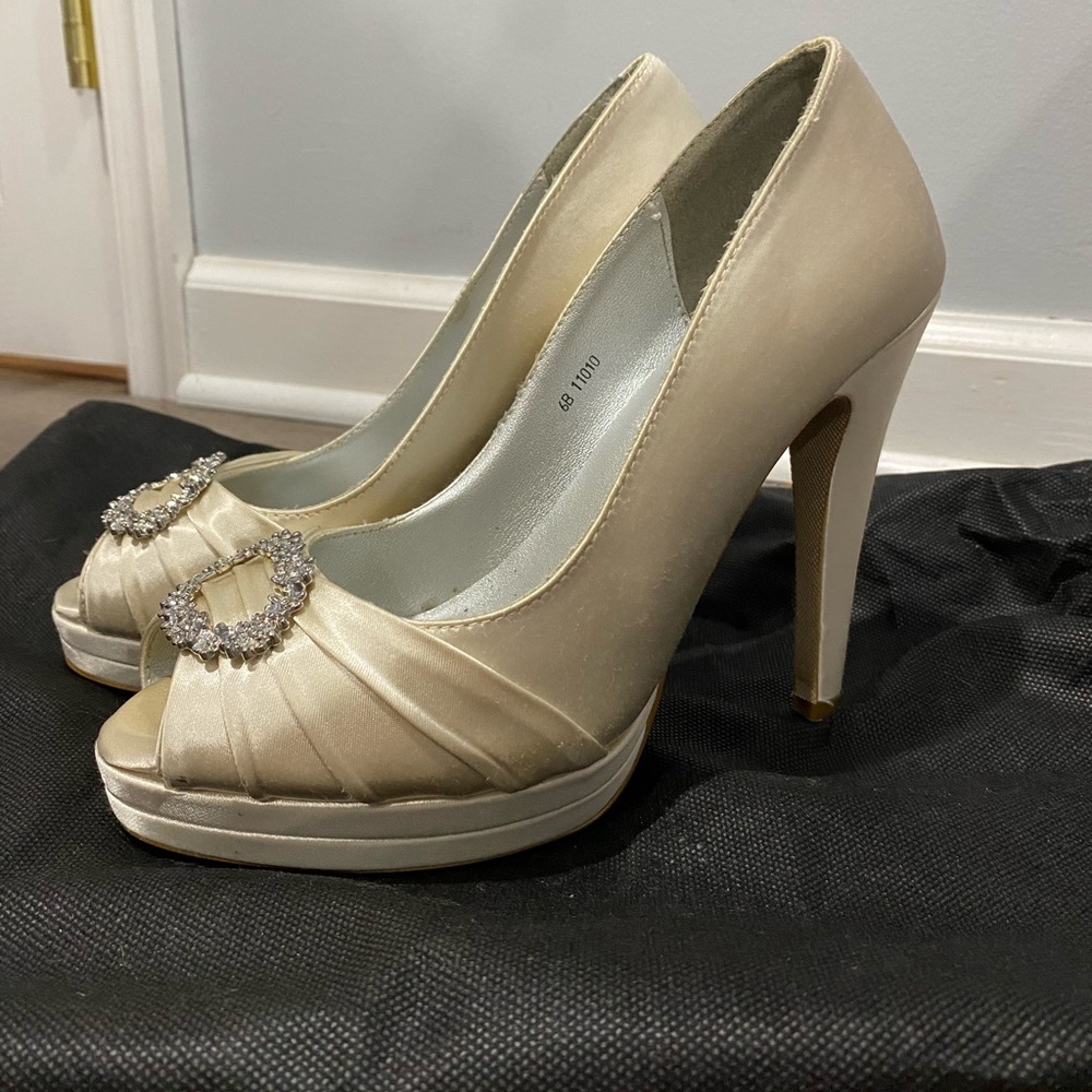 Satin peep toe platform pump